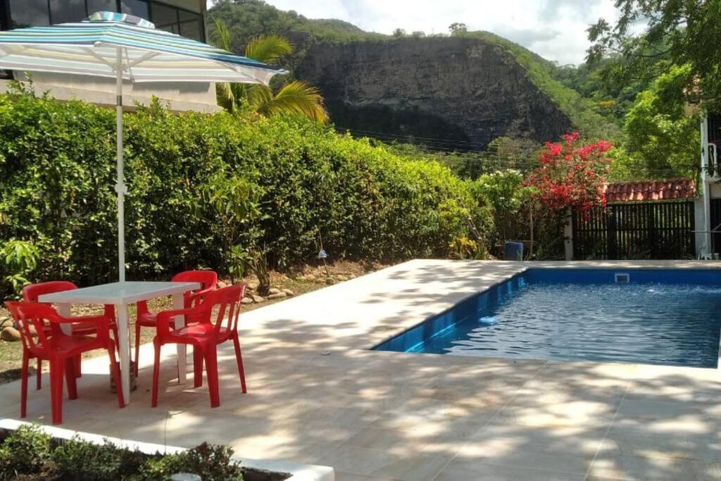 Casa Familiar Y De Descanso Villa Lorenza - Apulo Cund. Exteriér fotografie
